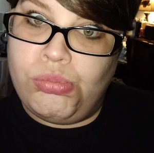 Meet your Posher, Rena